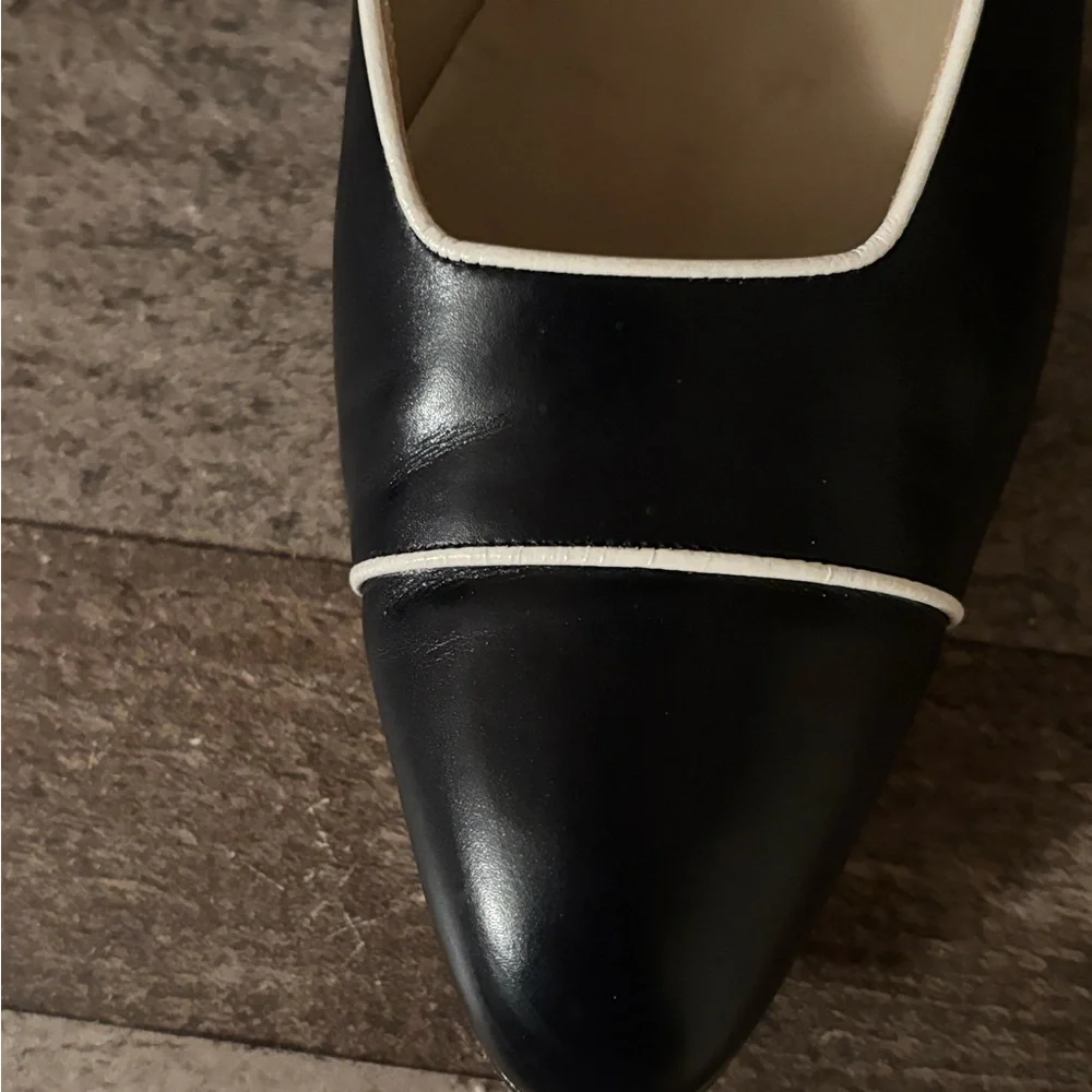 SALVATORE FERRAGAMO VTG BLACK LEATHER PUMPS WITH WHITE TRIM Size 7 - Picture 4 of 8